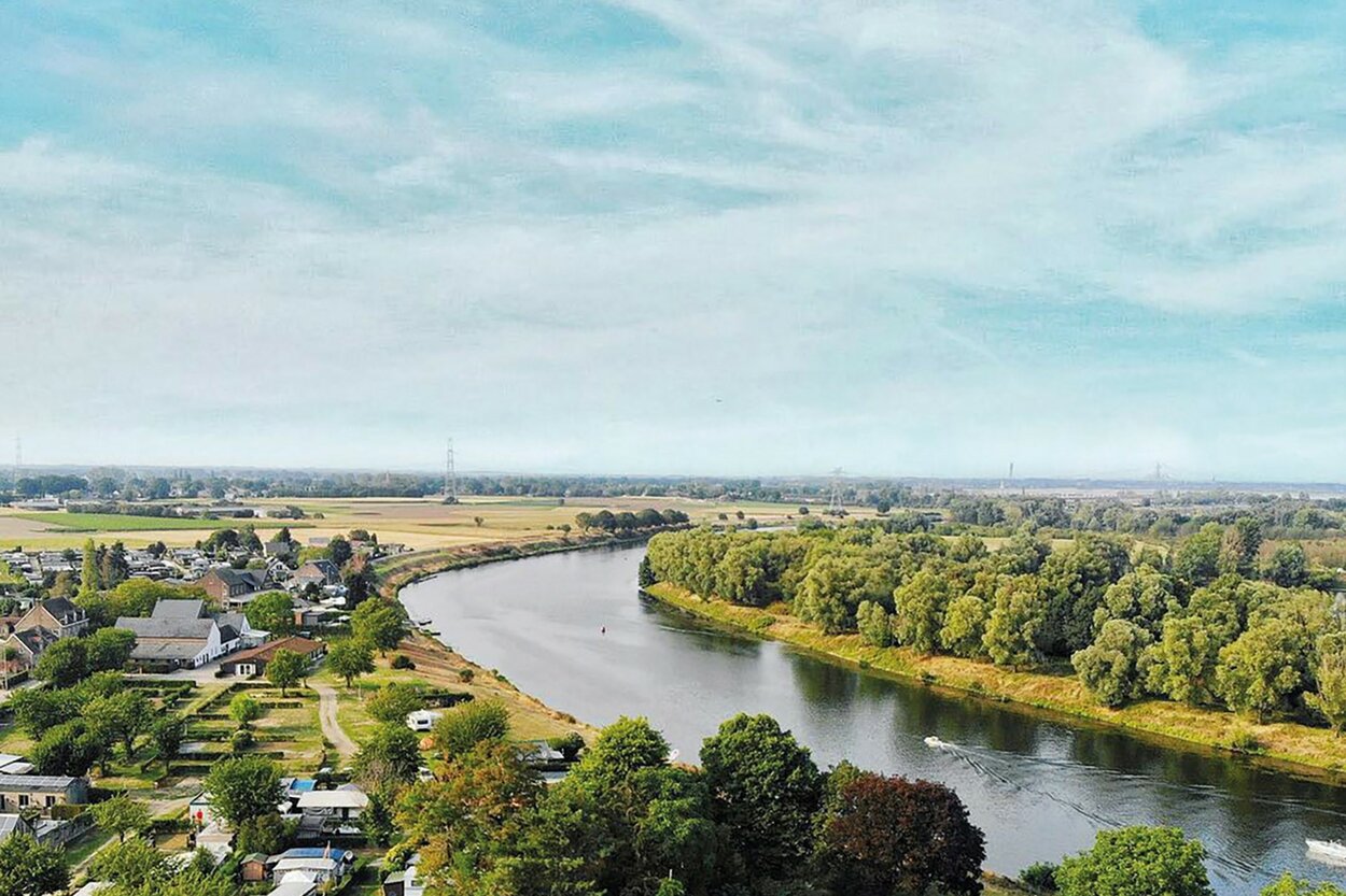 Uitzicht over de Maas en het landschap van de Maasvallei