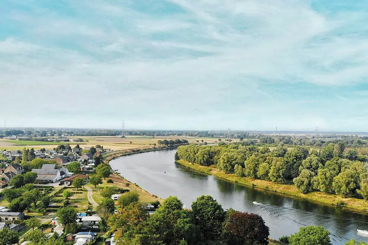 Uitzicht over de Maas en het landschap van de Maasvallei