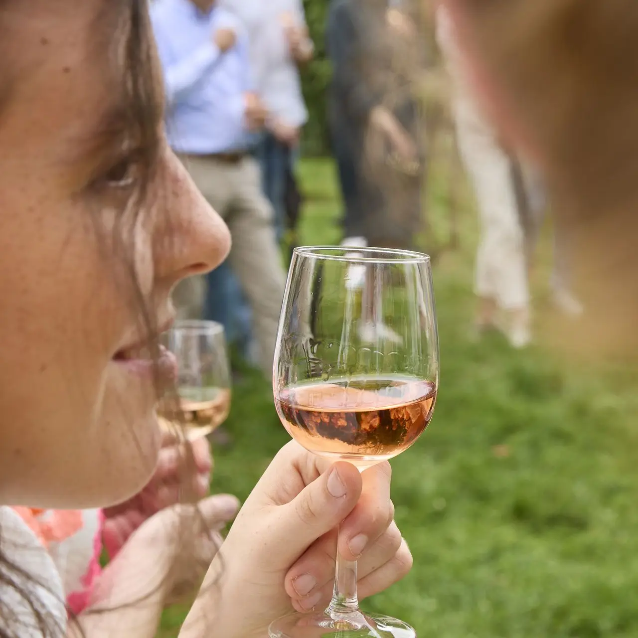 Vrouw drinkt wijn uit glas
