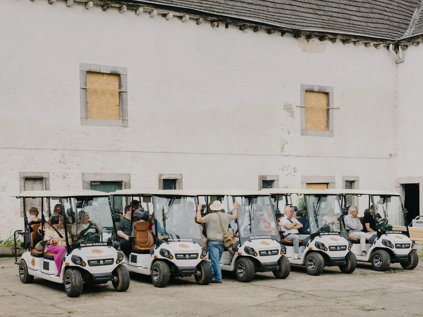Privégroep met elektrische Wijnsafari-wagentjes in Haspengouw